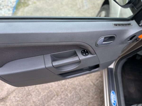VERKOCHT ! Ford Fiesta 1.4-16V Trend