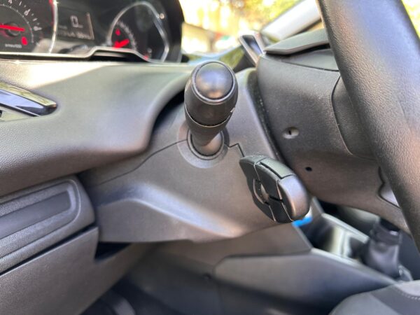 Peugeot 208 1.2 VTi Envy Navi Bluetooth Cruise Parkeersensoren