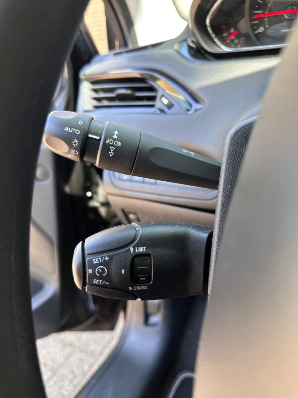 Peugeot 208 1.2 VTi Envy Navi Bluetooth Cruise Parkeersensoren