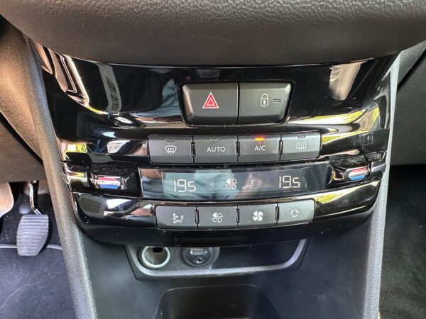 Peugeot 208 1.2 VTi Envy Navi Bluetooth Cruise Parkeersensoren